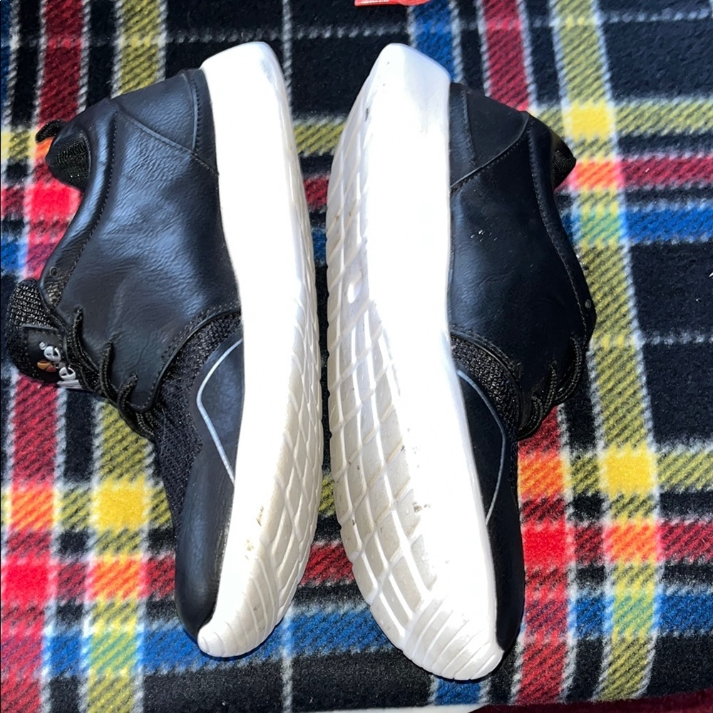 Ellesse Black Sneakers with Breathable Mesh and White Sole - Picture 8 of 10